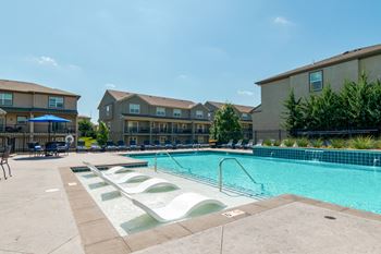 Swimming pool with splash pad